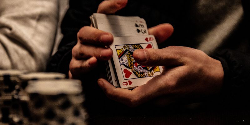 Tìm hiểu về khái niệm bỏ bài trong Poker là gì?
