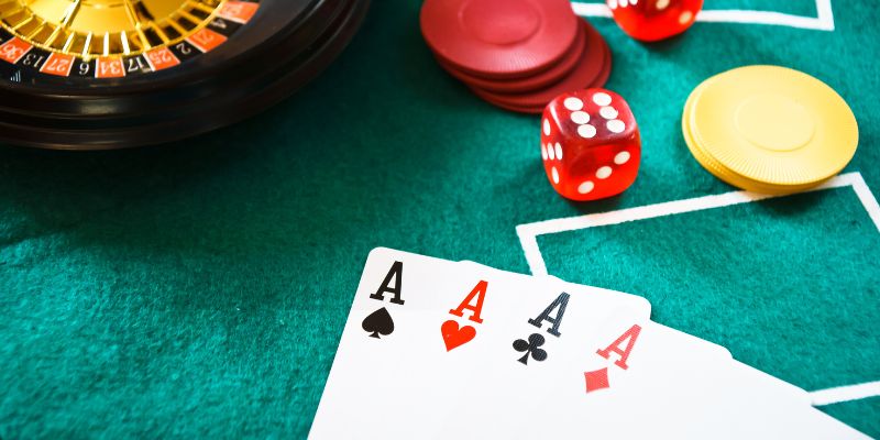 Những thuật ngữ liên quan và bí quyết chia bài Poker
